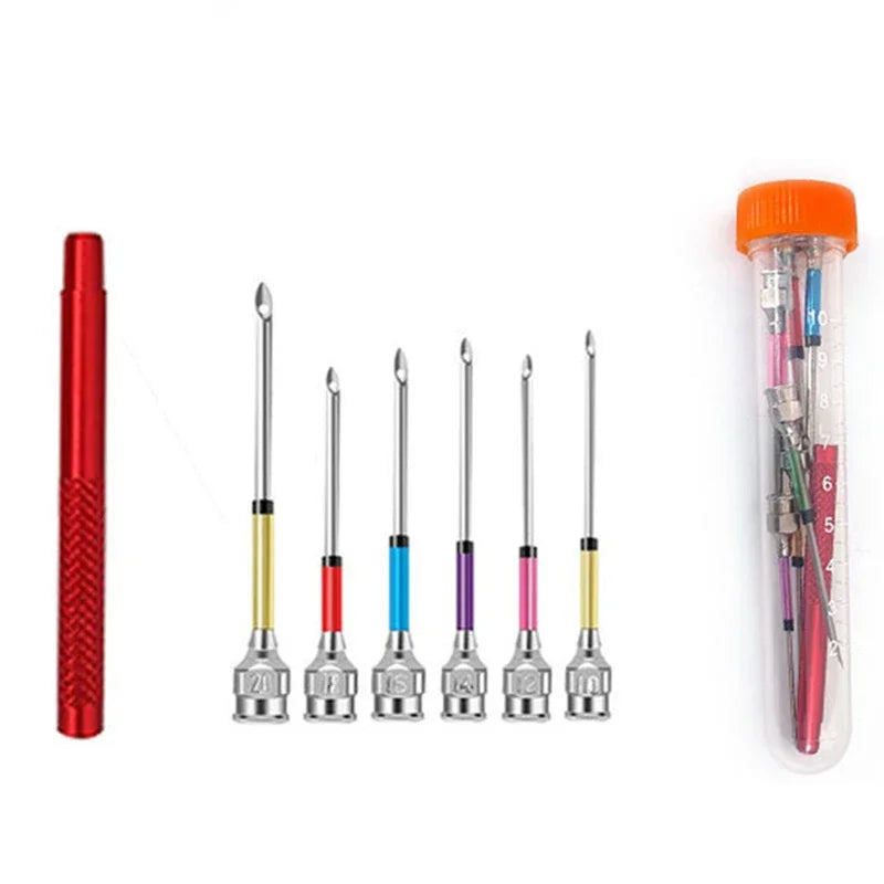 Set d'aiguilles de rechange fines pour punch needle fournies avec un enfileur et un tube de rangement transparent.